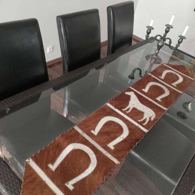 Běžec na stůl Luxury Cowhide BRAZÍLIE HORSE & HORSESHOE WHITE 30x170cm